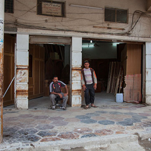 Irak, Hillah (Al Hilla). Robotnicy przed zakladem stolarskim w centrum miasta.